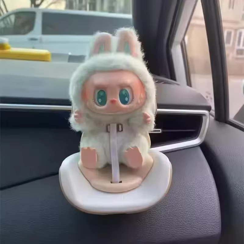 De ida y vuelta a la escuela, cada figura viene con un distintivo cuello de satén de un color llamativo que contrasta con el ultra suave exterior de felpa, figura Popmart Labubu