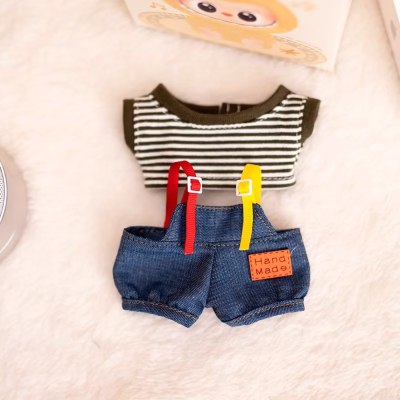 Set de Ropa Infantil Labubu de 17 cm (chapada, suave, body de cuadros, y muñequita de chapas Labubu) junto con Ropa de 17 cm y un suave Labubu monkus, un atuendo de monkus y Ropa de Bebé. - Image 3