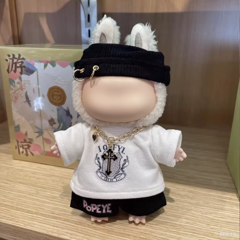 La bolsa incluye los encantadores diseños de la muñeca Labubu de 17 cm, el atuendo del equipo de diseñadores, ropa de muñeca Labubu, suéter de peluche blanco, peluches, juguetes y accesorios. Labubu de alta gama. - Image 2