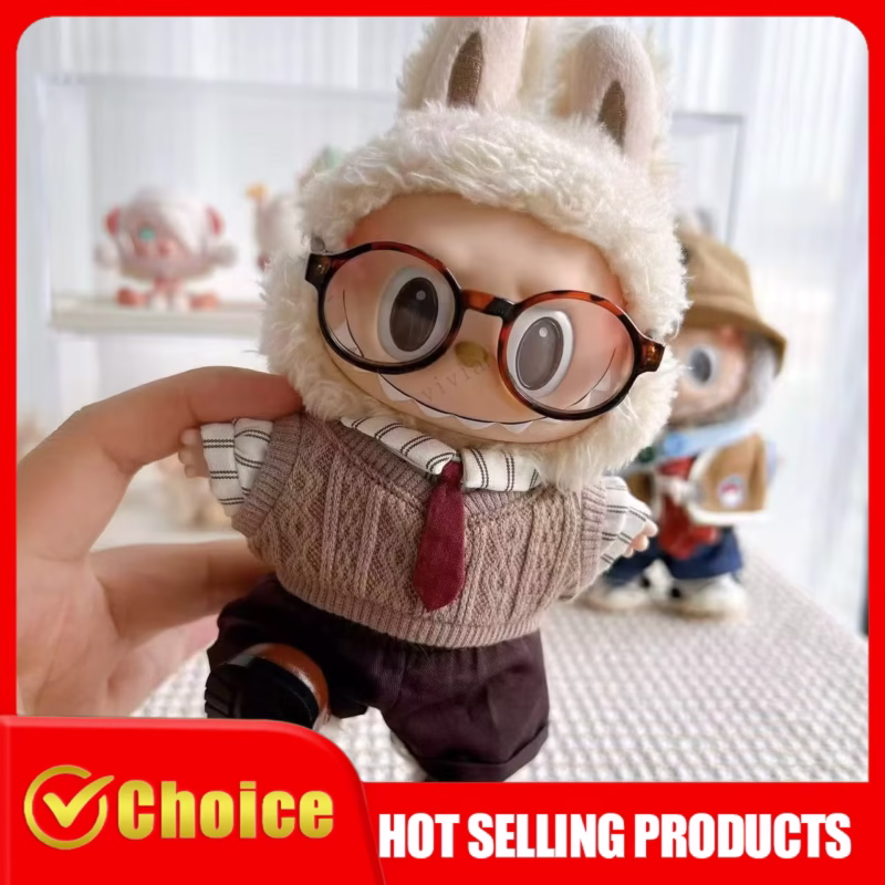 17 cm de largo con el adorable traje de Labubu, una camiseta de goma con diversos medios para reventar cuads de goma en diferentes tonalidades, y una muñeca de goma. Labubu de peluche, una muñeca vestida y un vestido de bebé