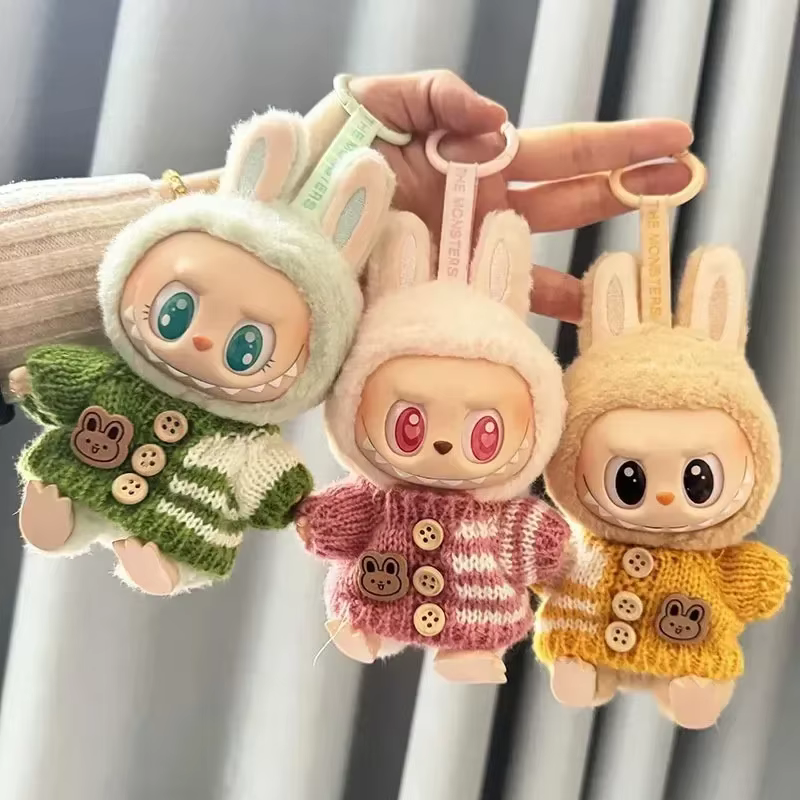 La ropa a la que hace referencia le quedará a un cm con un par de accesorios a la muñeca de un oso de peluche un diseño estilo