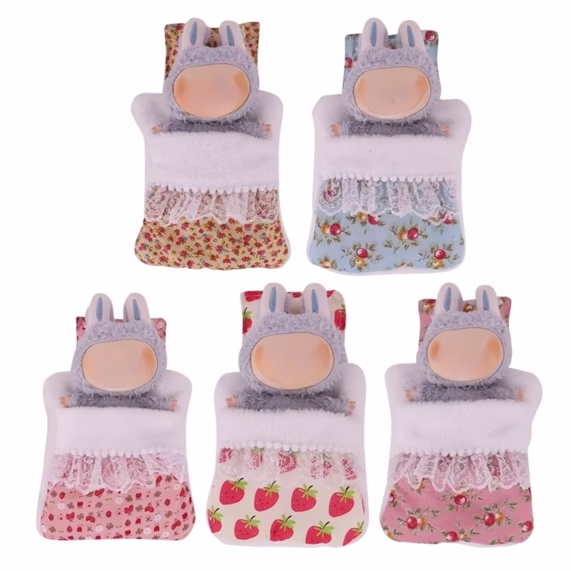 Mimii & Co. ha diseñado un encantador saco de dormir de 17 cm y un set de cama decorativa hecho exclusivamente para pequeñas muñecas de felpa y vinilo - Image 3
