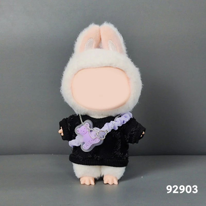 Completa el llavero de caja ciega Labubu de 15 a 17 cm con el llavero, suéter, zapatos, sombrero, bolso y atuendo de muñeca, y accesorios de ropa de lujo.