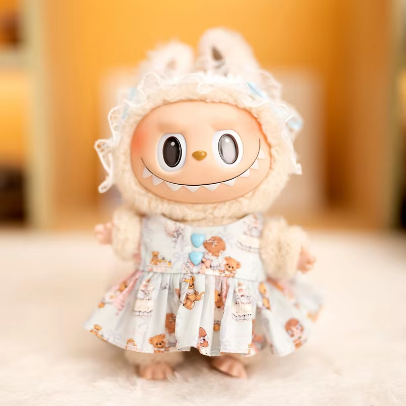 El set también viene con una muñeca Labubu de 17 cm junto con una diadema de encaje, un atuendo de personaje de caricatura de oso, un colgante de bebé, otras prendas, leggins y un regalo extra