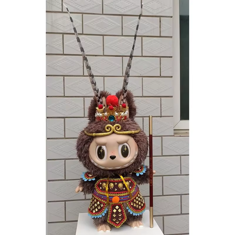 Un análisis objetivo y detallado de esta pieza representa la profundidad cultural dentro del atuendo de Sun Wukong de la figura Labubu (h 58 cm) y la vestimenta infantil dentro de la Edición Especial Zimomo Big Leader Wukong