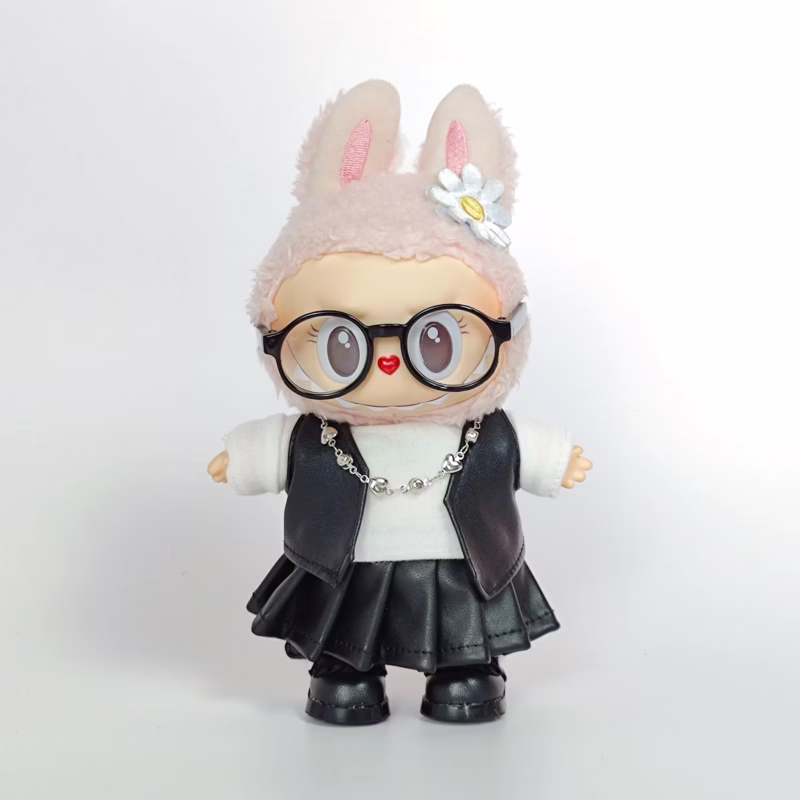 Equipamiento de 15-17 cm para traje de llavero de caja ciega Labubu – Set de cuatro chalecos de cuero sintético para muñeca Labubu en negro.