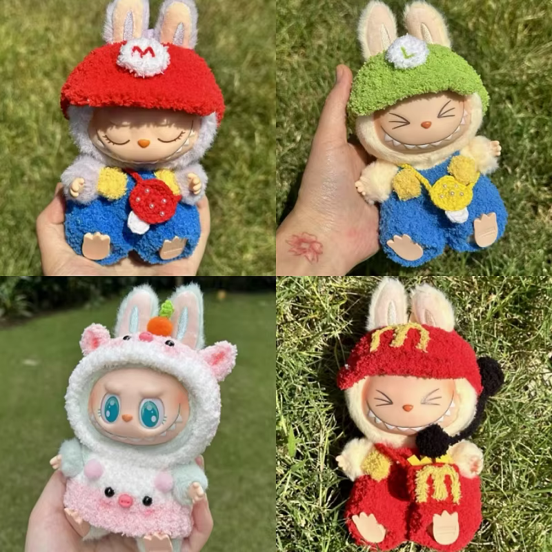 Labubu-Muñeca de fiesta sentada de nueva generación personalizada, trato de apropiación vestimenta, arte de manualidades, juguetes tejidos, Anime, Labubu hermoso en el fondo, y su encantador Labubu en el fondo