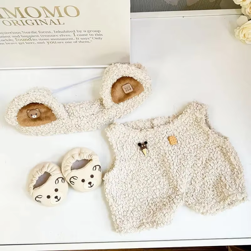 ZIMOMO es una nueva muñeca de 58 cm con un suave vestido rosa flexible, y junto con el conjunto pelele de oso LABUBU, hace un regalo adorable