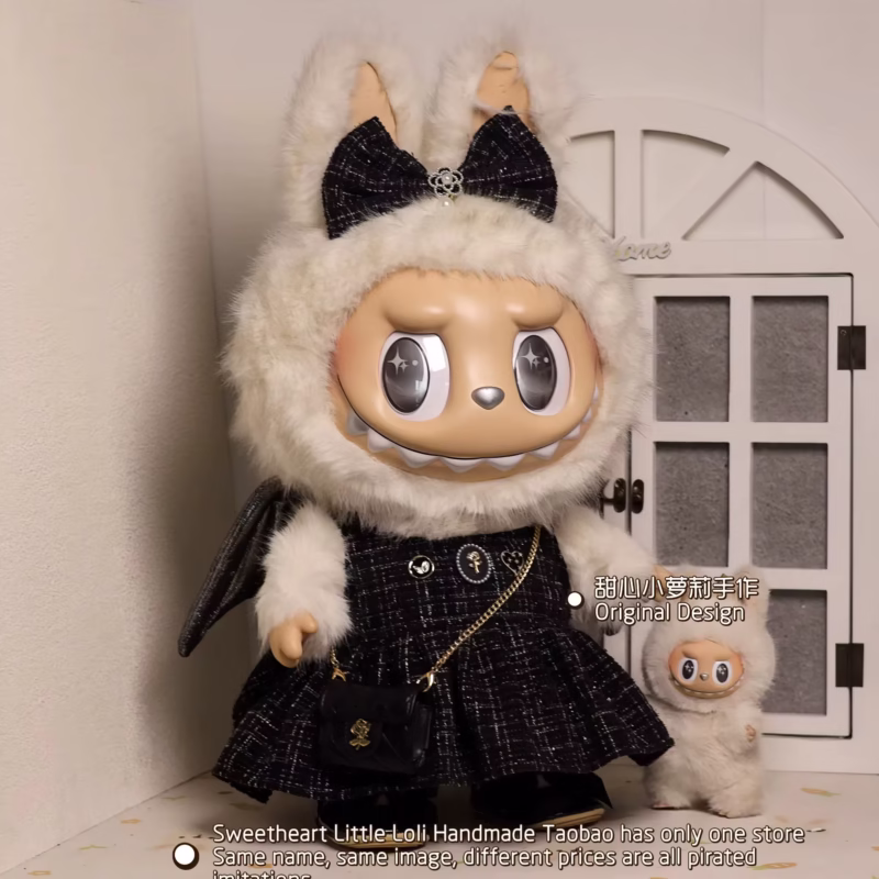 El vestido Labubu de 58 cm, sencilla indumentaria, tiene atuendo oversized para la muñeca Zimomo y accesorios hechos a medida. - Image 3