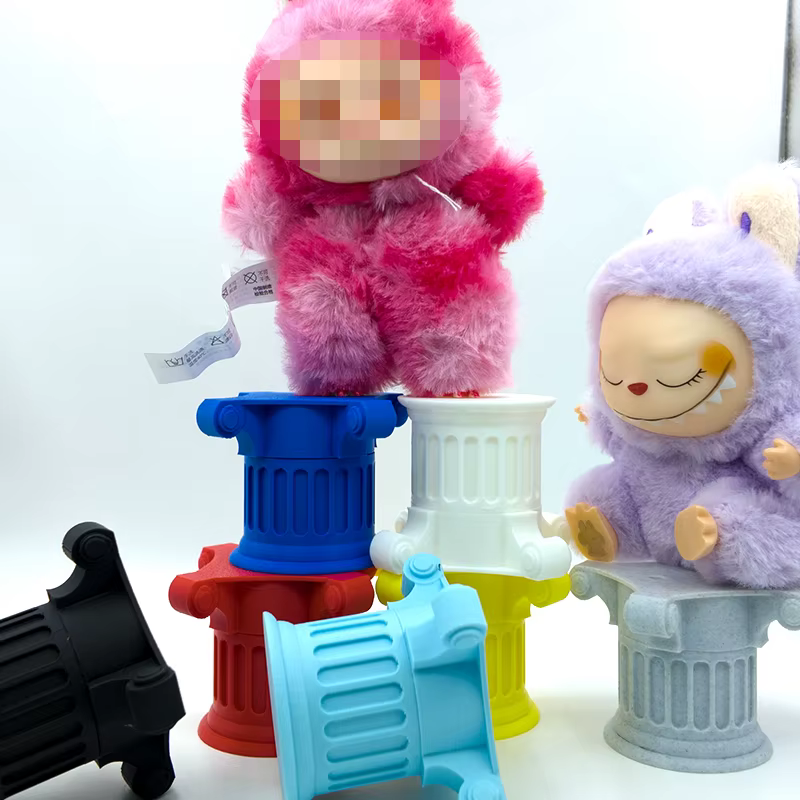 1 soporte que es un soporte de exhibición móvil, de lado duro, que ahorra espacio y es apilable, diseñado para encajar en la colección POP MART LABUBU ZIMOMO y mostrar una columna de estilo ‘romano’ soportada.