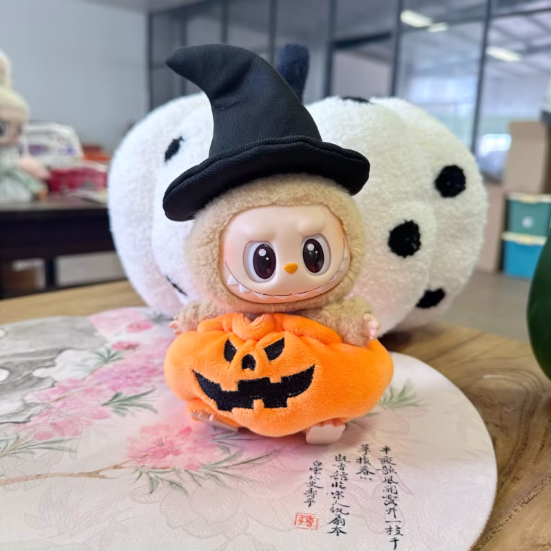 La colección de Halloween para muñecas de peluche Labubu I y II aporta mucho disfrute, elegancia y arte a la colección. El disfraz de calabaza para fiestas sentadas