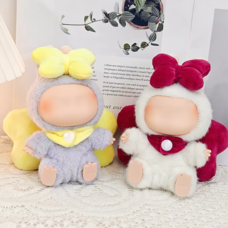 El atuendo y los accesorios para la Labubu incluyen una muñeca de peluche con un lazo, y una caja marrón pintada a mano para la muñeca que sirve como cofre de juguetes - Image 3