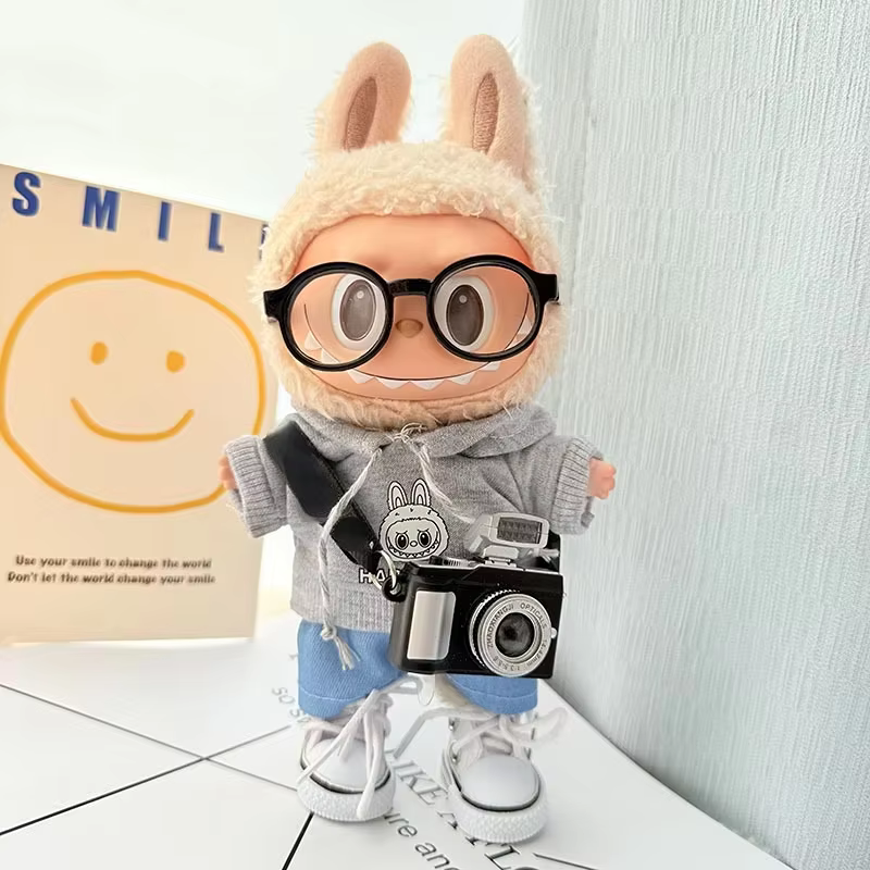 Obtén estilo instantáneo para tus muñecas Labubu con este atuendo moderno.