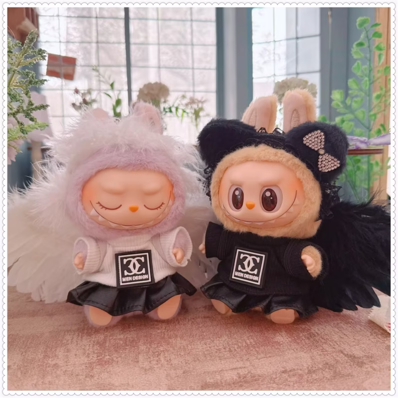 Los conjuntos de ropa Labubu para muñecas están en muchos estilos y son mini elegantes para los conjuntos I y II, presentando un estilo casual con colgante Labubu y ropa de fiesta sentada, así como ropa de fiesta sentada