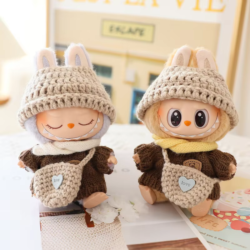 Complementos para muñecas Labbubu de 17 cm con un atuendo único, así como una elegante capa bolero que también incorpora la mochila diseñada para llevar cruzada, para ese toque extra de estilo.
