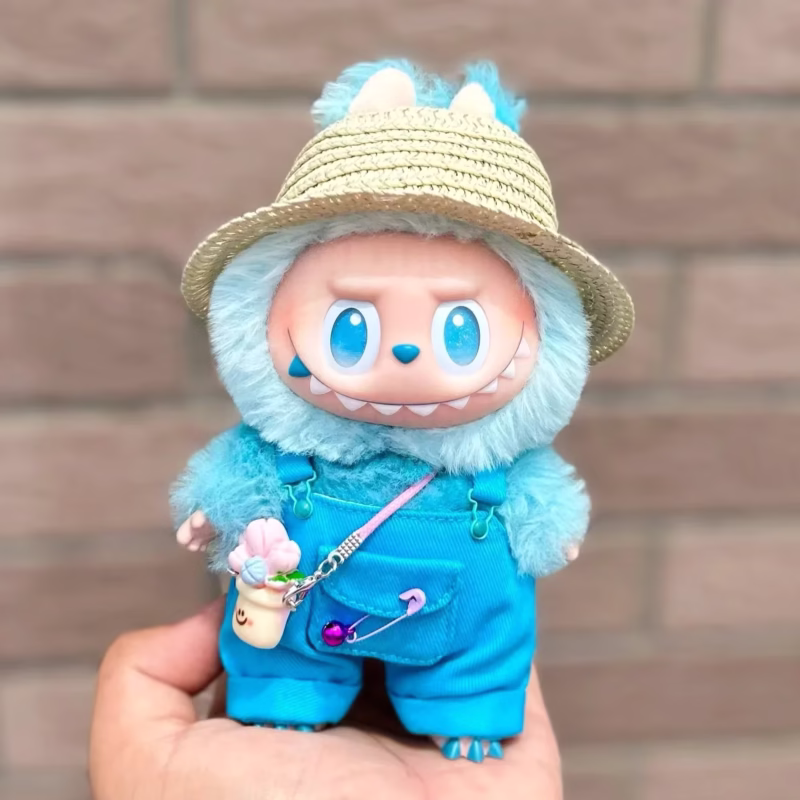 Este conjunto de muñecas Labubu viene con un suéter y un gorro de lana, especialmente fabricados para las muñecas de las Generaciones 1 y 2 - Image 4