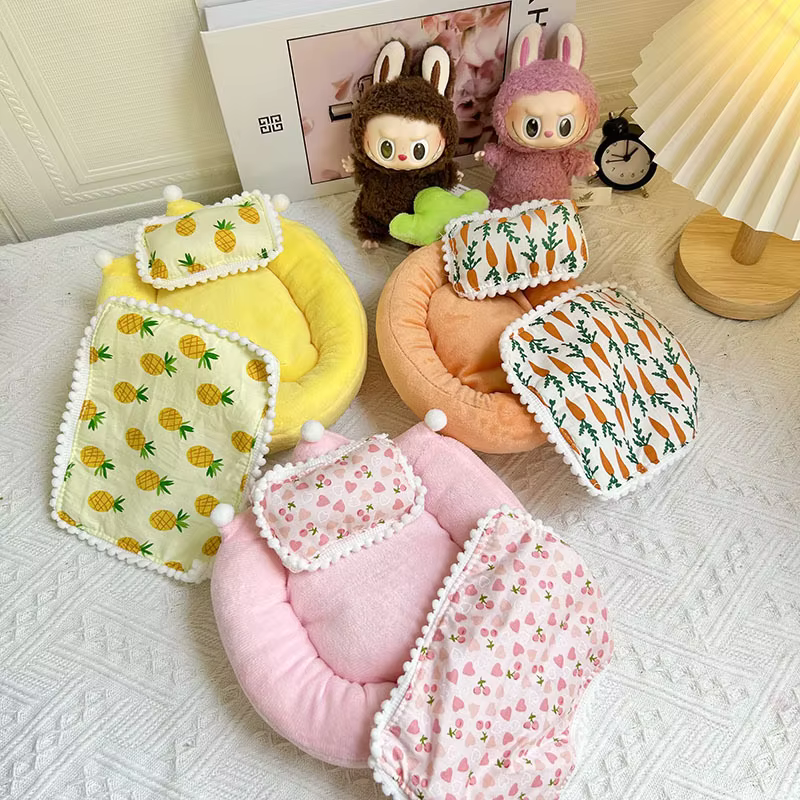La cama en forma de muñeca Labubu viene con un juego de edredón y almohada de tamaño para muñecas, un conjunto de 3 piezas diseñado para la muñeca BJD Labubu V1 1/12