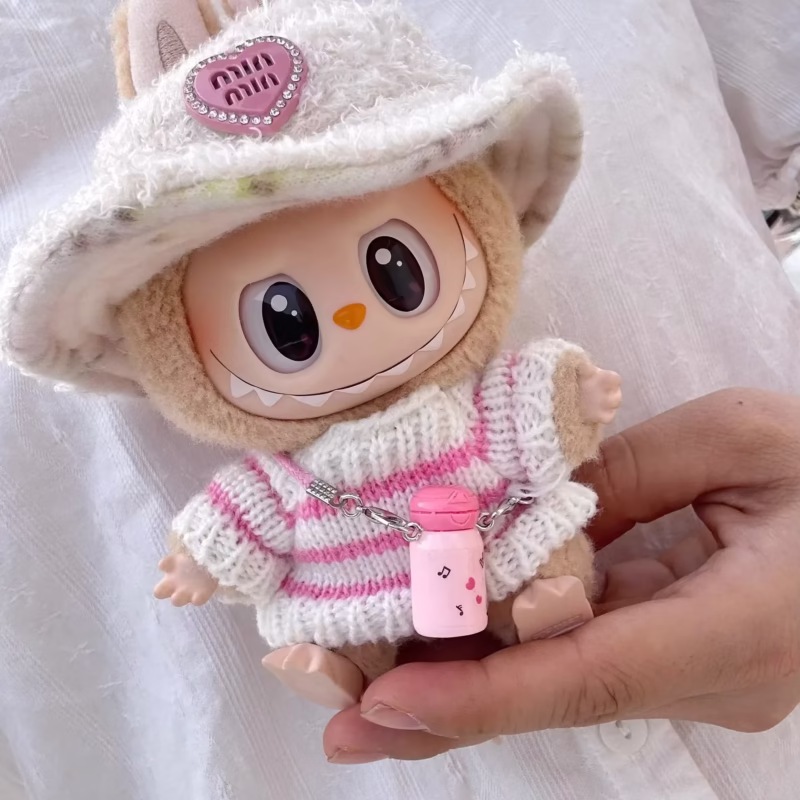 Suéter de rayas rosas y blancas de celebración Labubu V1 V2, ropa de ídolo Suéter de rayas rosas y blancas de celebración Labubu V1 V2. Deslumbrante muñeca, diseño de moda, atuendo de muñeca con suéter y accesorios sentados. - Image 3