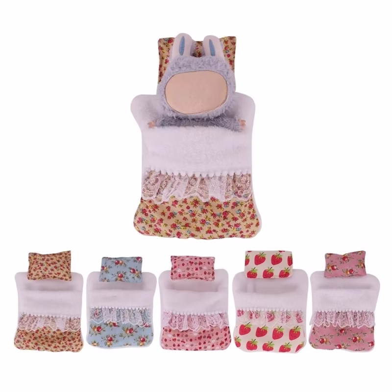 Mimii & Co. ha diseñado un encantador saco de dormir de 17 cm y un set de cama decorativa hecho exclusivamente para pequeñas muñecas de felpa y vinilo