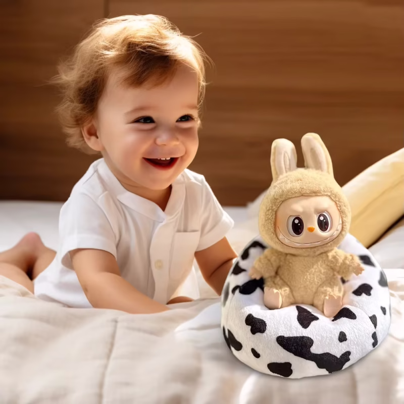 Sofá con almohada para casitas de muñecas Labubu Warmth de 15 a 17 cm de altura. Con este encantador y pequeño mobiliario a escala de muñeca - Image 4