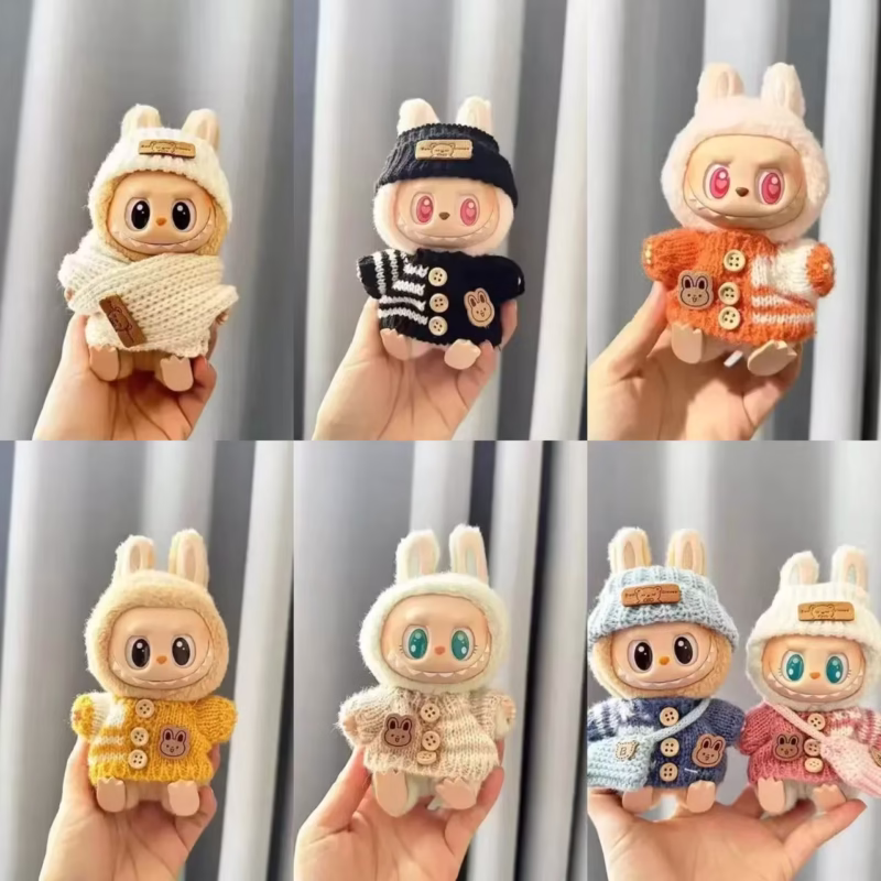 Completa la colección los conjuntos para la muñeca Labubu, que incluyen el suéter Labubu con un conjunto acompañante de una exquisita bufanda y sombrero que también muestran la esencia de la muñeca