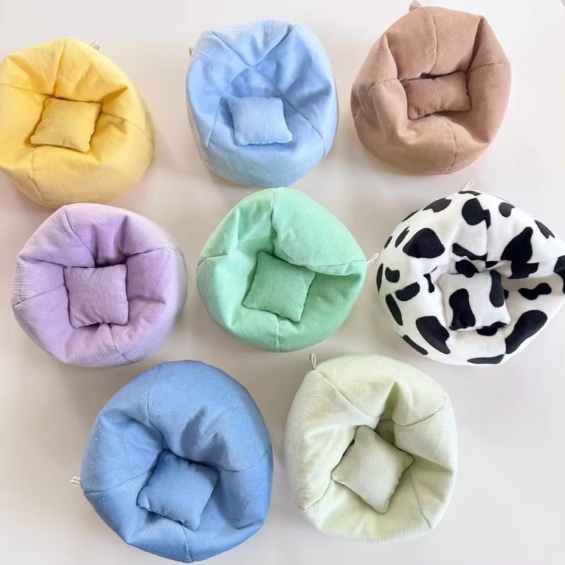 Suave sofá mini Labubu de peluche con cojín suave y almohada de sofá de peluche y accesorios de almohada suave para muñecas de interior y sofá de auto con accesorios