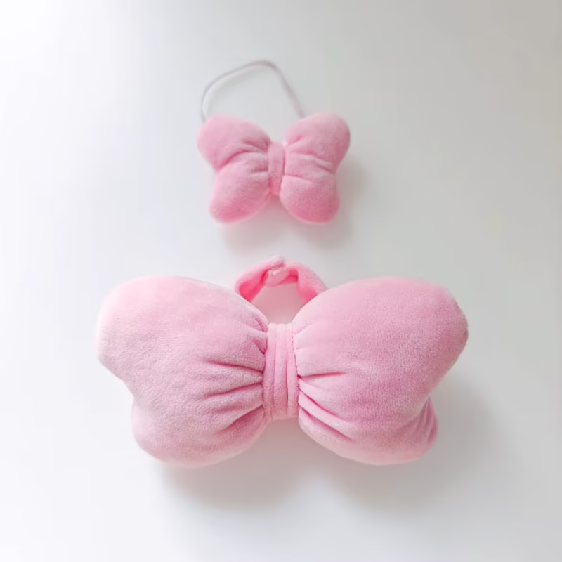 El atuendo y los accesorios para la Labubu incluyen una muñeca de peluche con un lazo, y una caja marrón pintada a mano para la muñeca que sirve como cofre de juguetes - Image 4