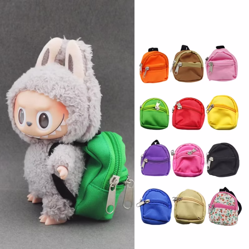 Junto con la muñeca Labubu 1/6 BJD con mochila de lona y el elegante atuendo para muñecas 1/6, este conjunto también incluye un juguete abrazable de 20 cm y un estuche de macarons para Barbies y muñecas Blythe