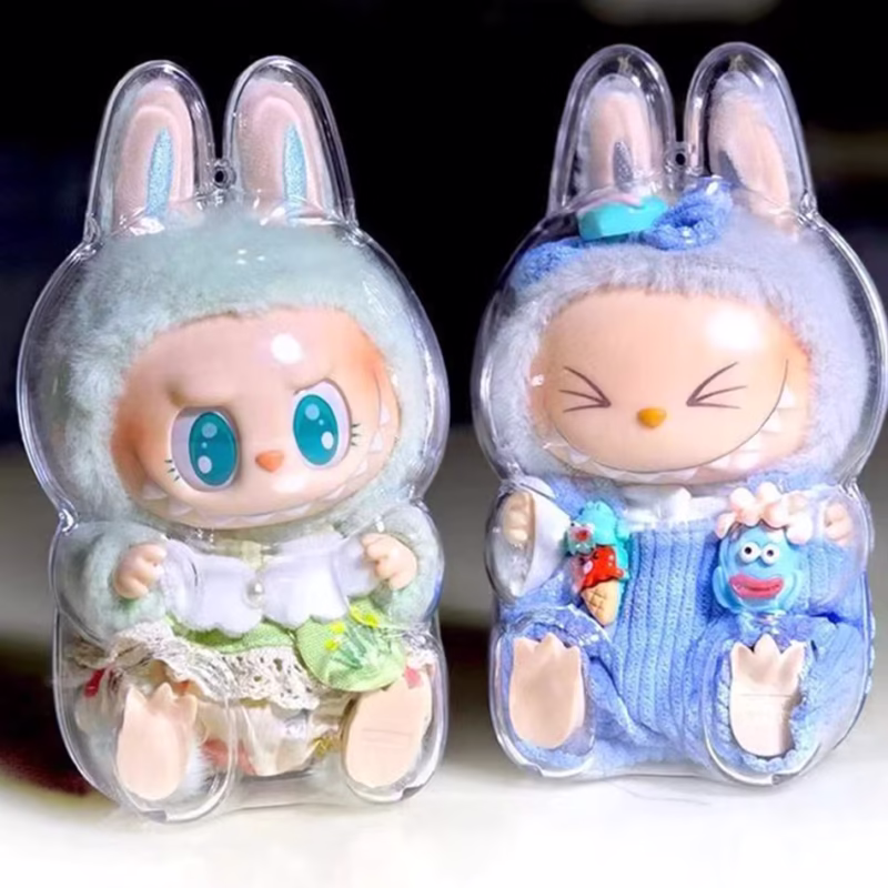 El set incluye un atuendo elegante para la muñeca Labubu de 17 cm de media generación, accesorios adicionales, un atuendo de peluche y una pieza de ropa colgante. - Image 4