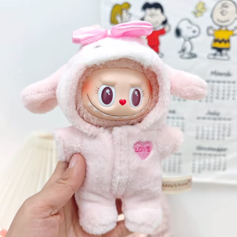Compatibilidad: Aunque está diseñado específicamente para muñecas Labubu V1, V2, V3 con muñecas de 15-17 cm, también puede ajustarse a otras muñecas de una escala similar.