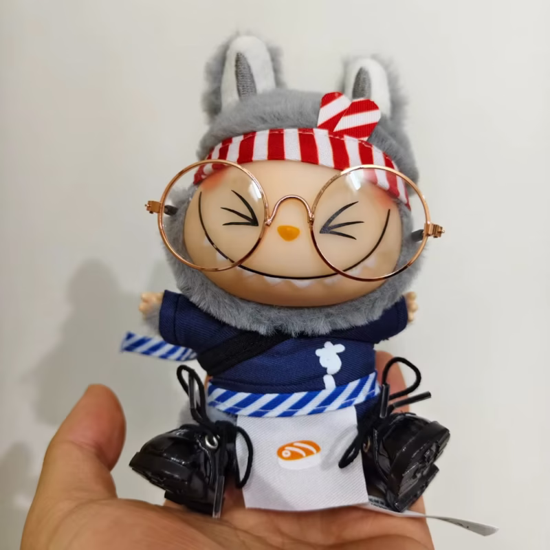 Muñecas en miniatura de 15 cm y 17 cm Labubu con tema vestimentas como chef de sushi, monos, conos de cámara y ropa para ídolos. - Image 4