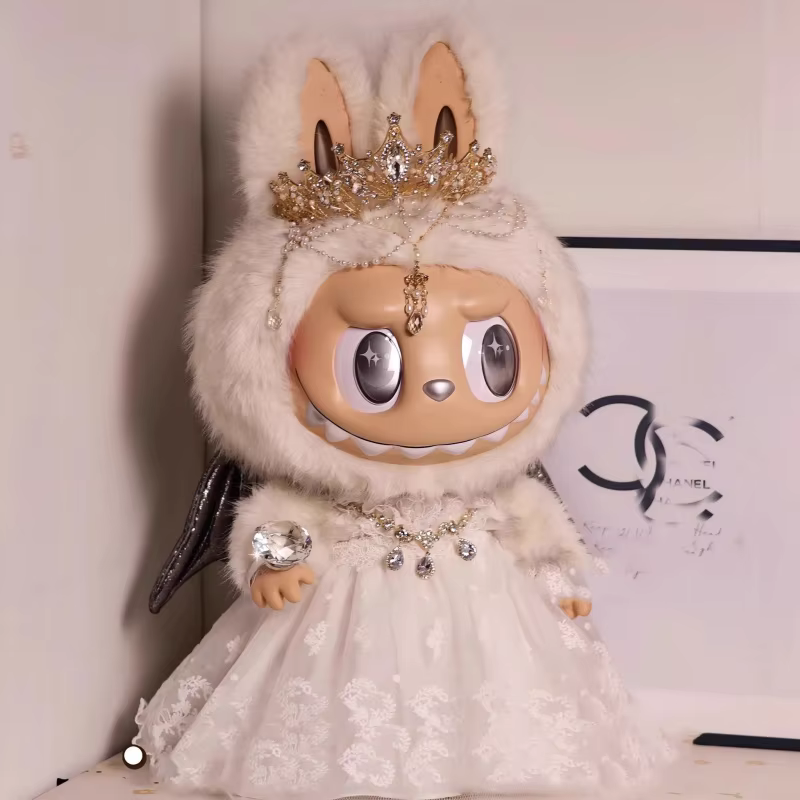 Puedes descubrir la colección más reciente de ropa para muñecas con estos nuevos y modernos conjuntos Labubu de la serie Wildman, hechos para muñecas de 58 cm como Labubu y Zimomo