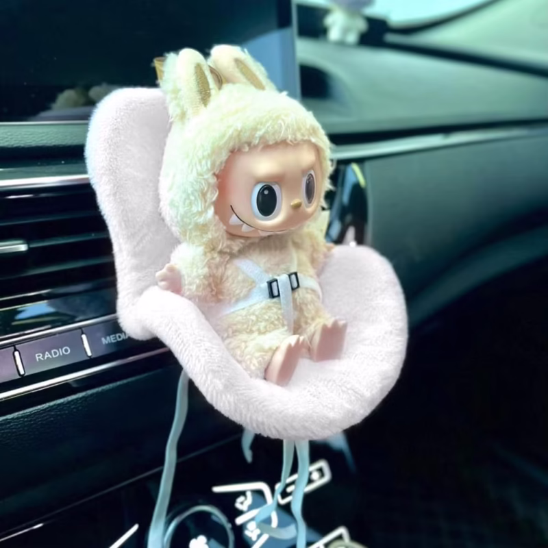 Mini asiento de coche de felpa para LABUBU, asiento de peluche Kawaii para muñecas, accesorio de coche de peluche, cinturón de seguridad para muñecas, decoración de ventilación de aire de peluche para muñecas de 17 cm.