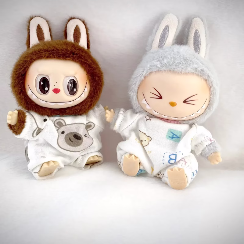 Muñeca de peluche Labubu de 17 cm con babero y toalla, y conjunto colgante con mameluco de oso con capucha suave.