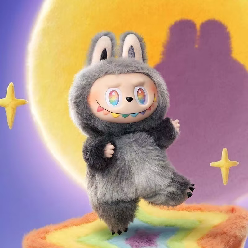 La POPMART Labubu Macaron Soft Plush con colgante de vinilo es un atractivo de colección que ofrece ternura, estilo y diversión en un solo paquete
