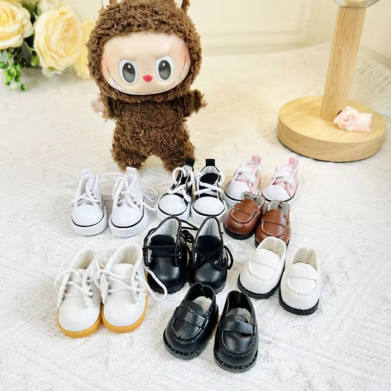 QuQu proporciona las zapatillas de lona para las muñecas Labubu series I y II junto con los accesorios y ropa para niñas.