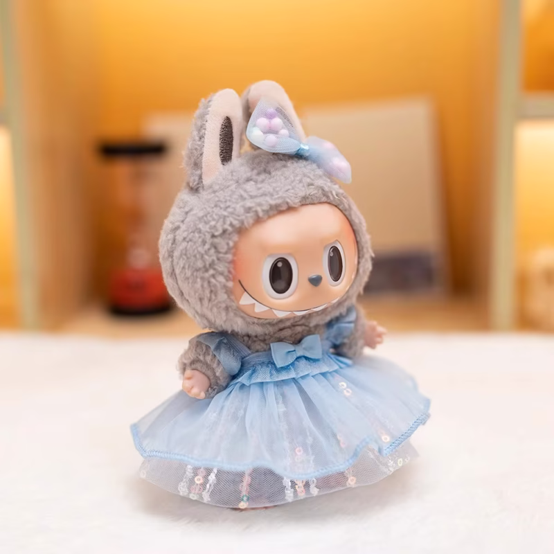Cada muñeca Labubu de 17 cm se transforma en una verdadera pieza de arte con este brillante vestido de color gasolina. Cada elemento de esta pieza ha sido perfeccionado, logrando estilo y gracia en un solo vestido