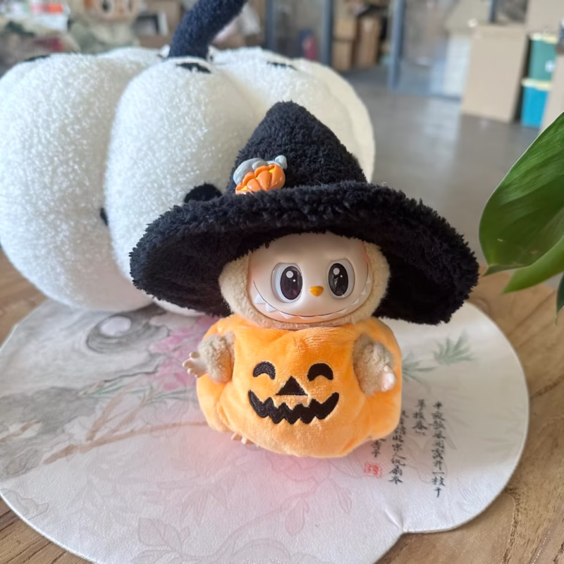 La colección de Halloween para muñecas de peluche Labubu I y II aporta mucho disfrute, elegancia y arte a la colección. El disfraz de calabaza para fiestas sentadas - Image 3