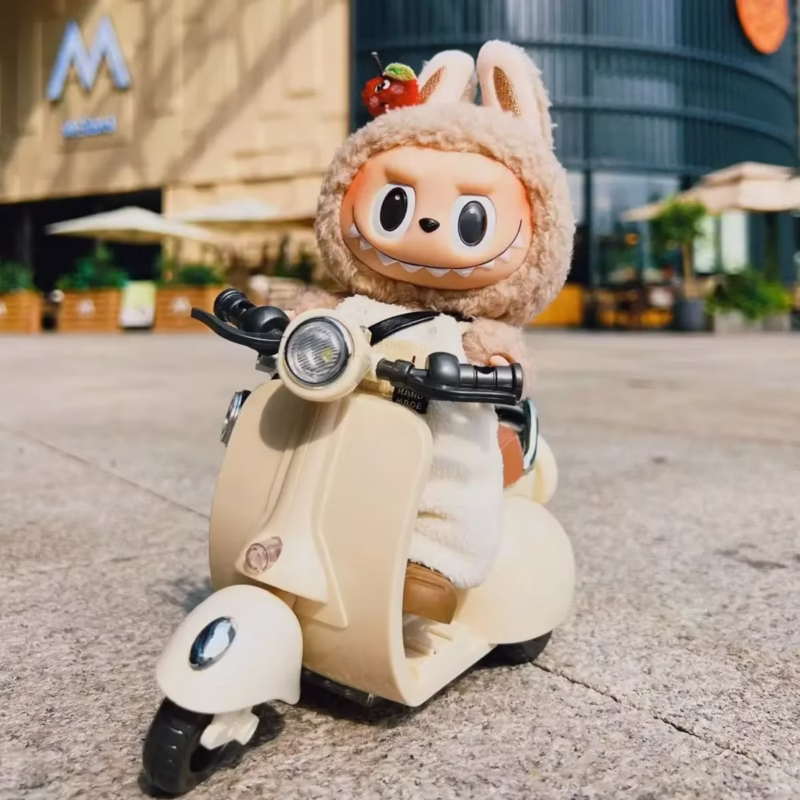 Explora el brillo y la alegría con la muñeca Labubu junto a un mini scooter eléctrico brillantemente diseñado para las muñecas Popmart.