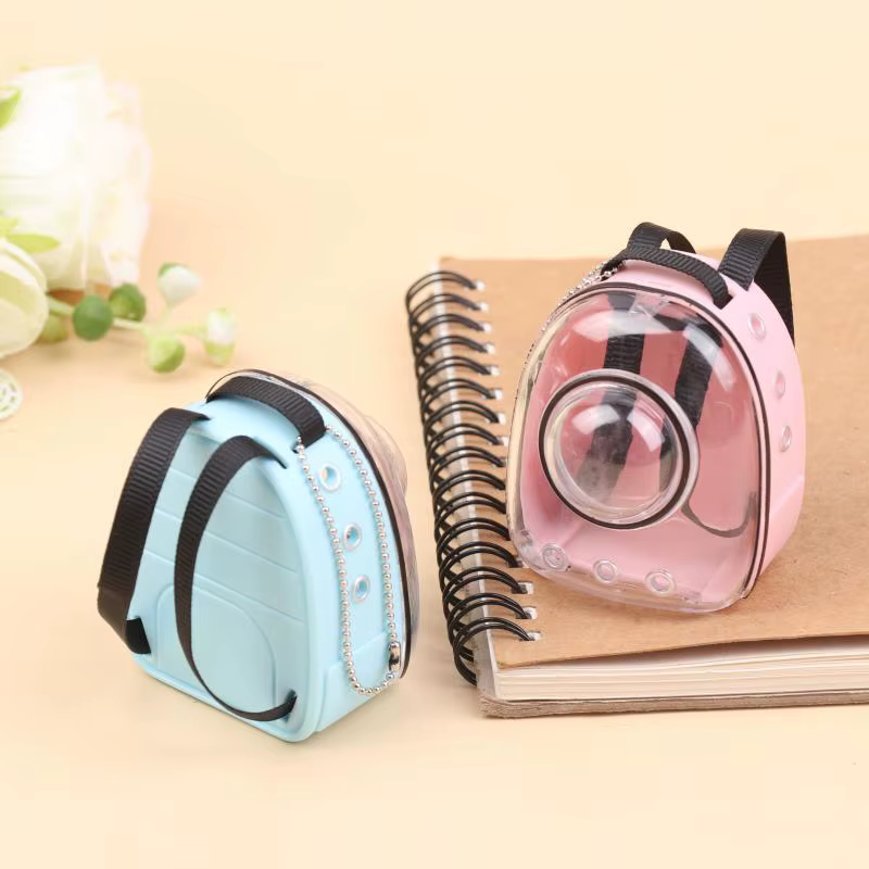 Con la mochila 'Labubu' para muñecas de 15 a 17 cm. Este accesorio enciende el mundo 'Labubu' con estilo y funcionalidad. Es portátil y compacta, donde tu muñeca puede guardar sus accesorios favoritos
