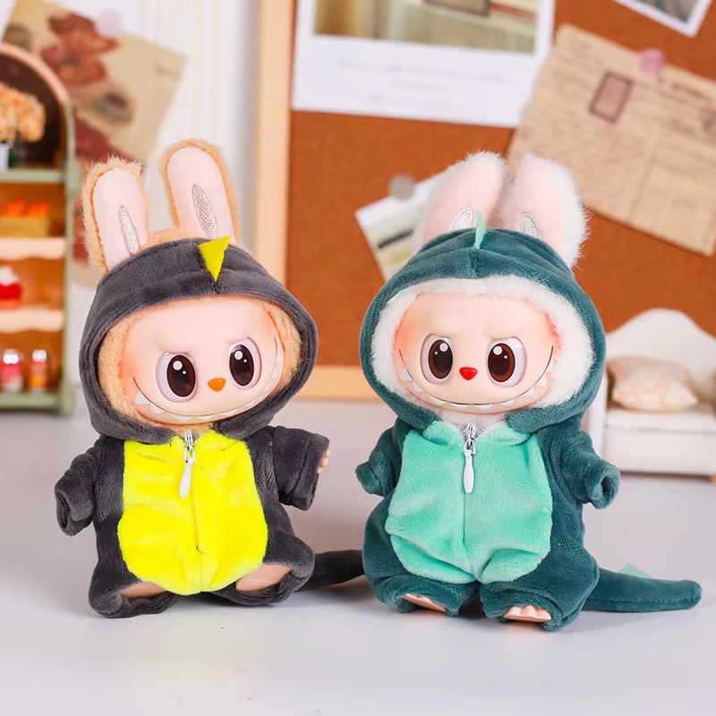 El chaleco para muñeco es para un peluche de 13 cm, para la muñeca Labubu y está compuesto por 6 piezas, un disfraz de animal de dinosaurio con sombrero y accesorios y ropa de muñeca