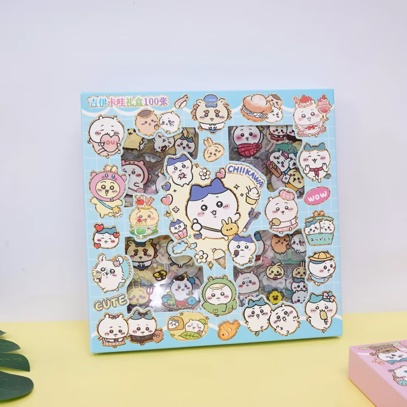 Cargados de encantos, stickers formados por 100 unidades que estéticamente encajan con la colección ‘Chiikawa Kawa’, son perfectos para personalizar cualquier anime o patineta