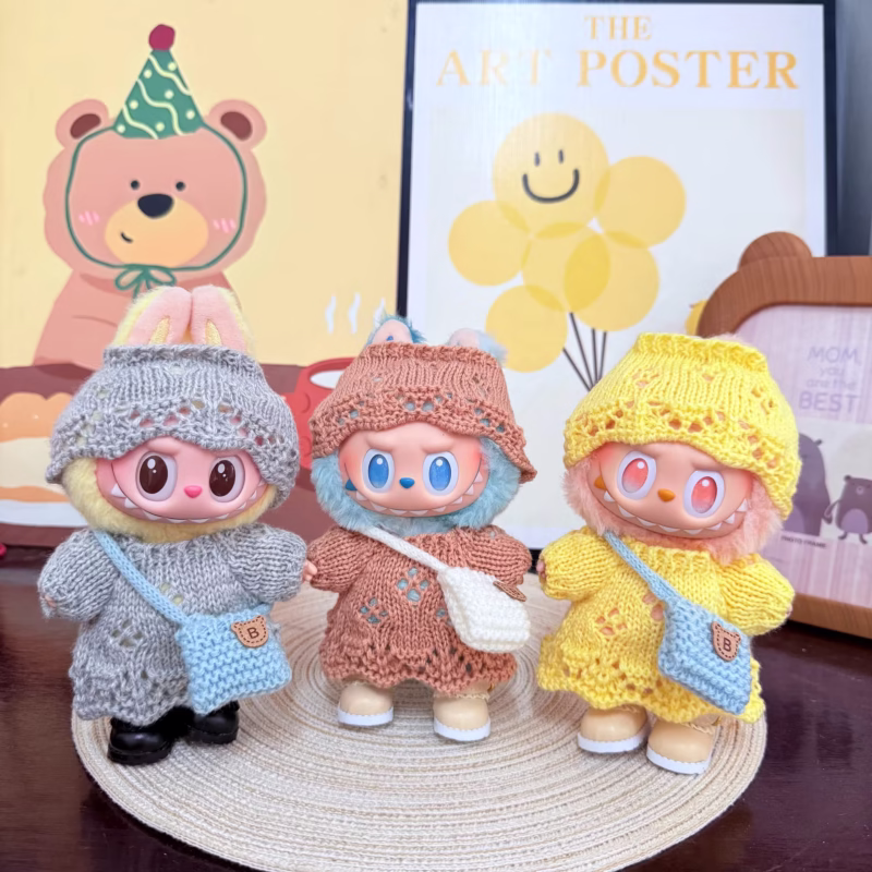 Muñeca Labubu de 17 cm con el conjunto de ropa, novedad reciente. Viene con un suéter de rayas rosas, colgante de vaso aislante, gorro de pelaje de forro polar y un conjunto de accesorios.
