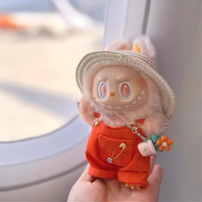 Este conjunto de muñecas Labubu viene con un suéter y un gorro de lana, especialmente fabricados para las muñecas de las Generaciones 1 y 2 - Image 3