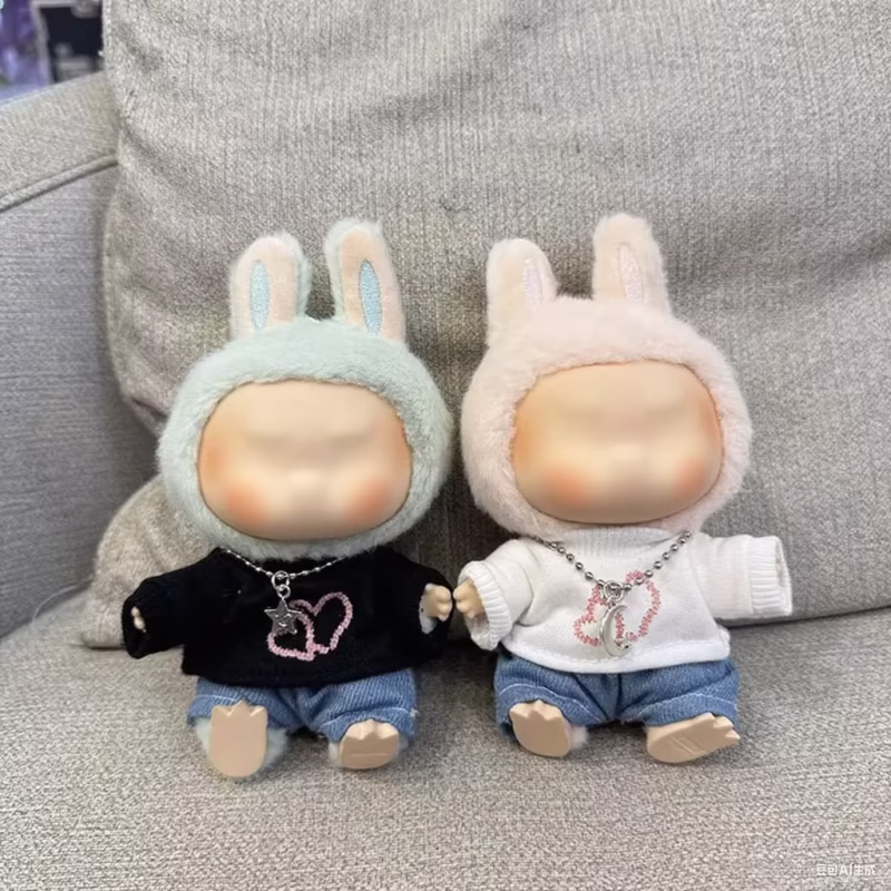 La bolsa incluye los encantadores diseños de la muñeca Labubu de 17 cm, el atuendo del equipo de diseñadores, ropa de muñeca Labubu, suéter de peluche blanco, peluches, juguetes y accesorios. Labubu de alta gama.