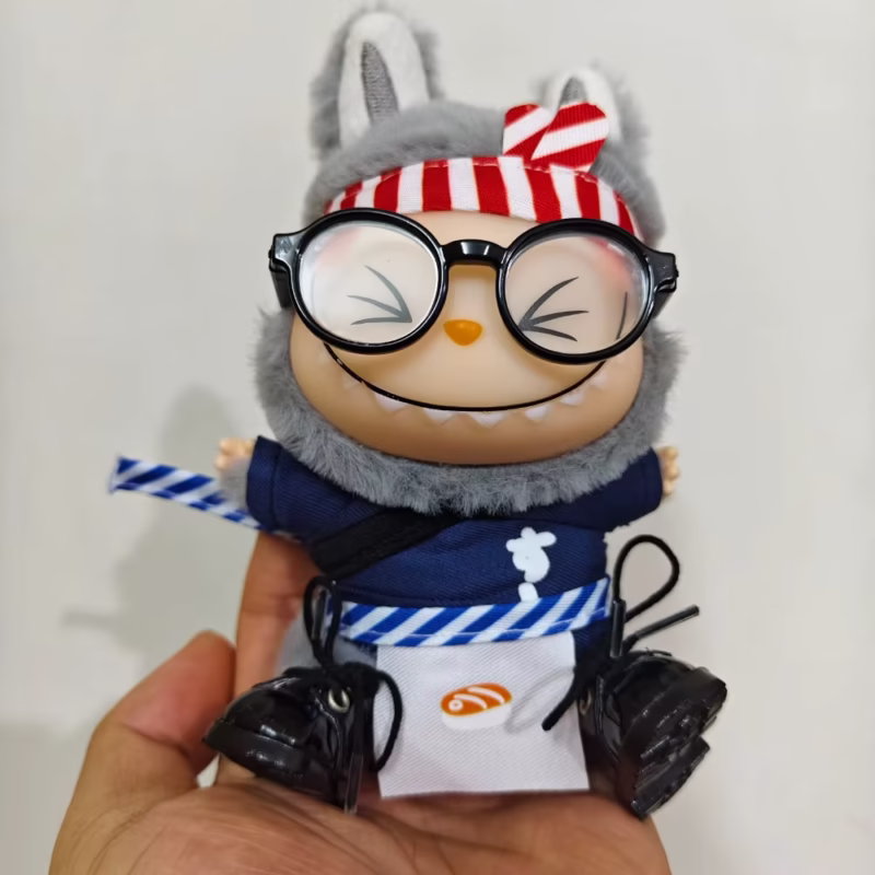 Muñecas en miniatura de 15 cm y 17 cm Labubu con tema vestimentas como chef de sushi, monos, conos de cámara y ropa para ídolos. - Image 2