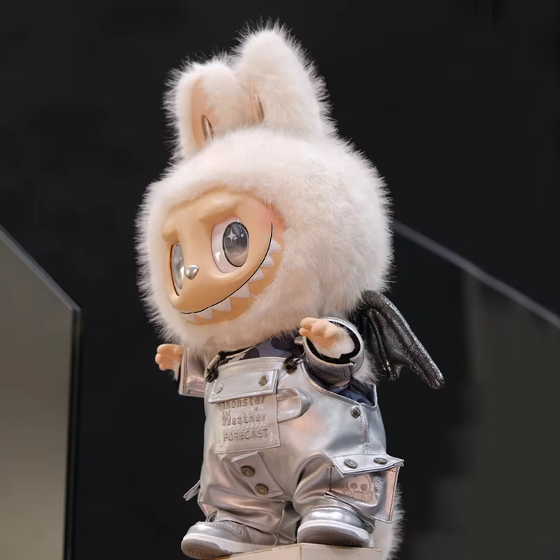 Presentando a Labubu, ella es un personaje de la colección Zimomo 2.0 Yin Qing Angel. Labubu mide 58cm de altura y tiene un llamativo cabello blanco
