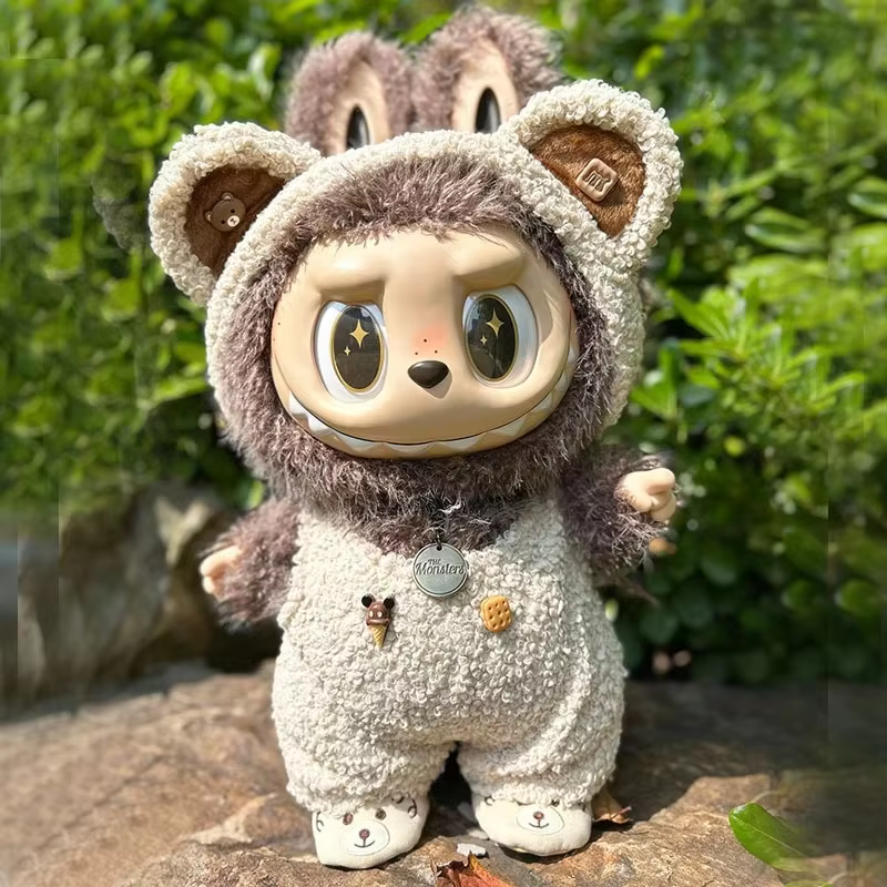 Este es un conjunto que transforma la muñeca de 58 cm Labubu Zimomo. Este conjunto incluía el Conjunto Mono, vestido de primera línea del gran líder de la muñeca en vinilo, y el disfraz Mono Relleno de Peluche Animal, la muñeca no está incluida.