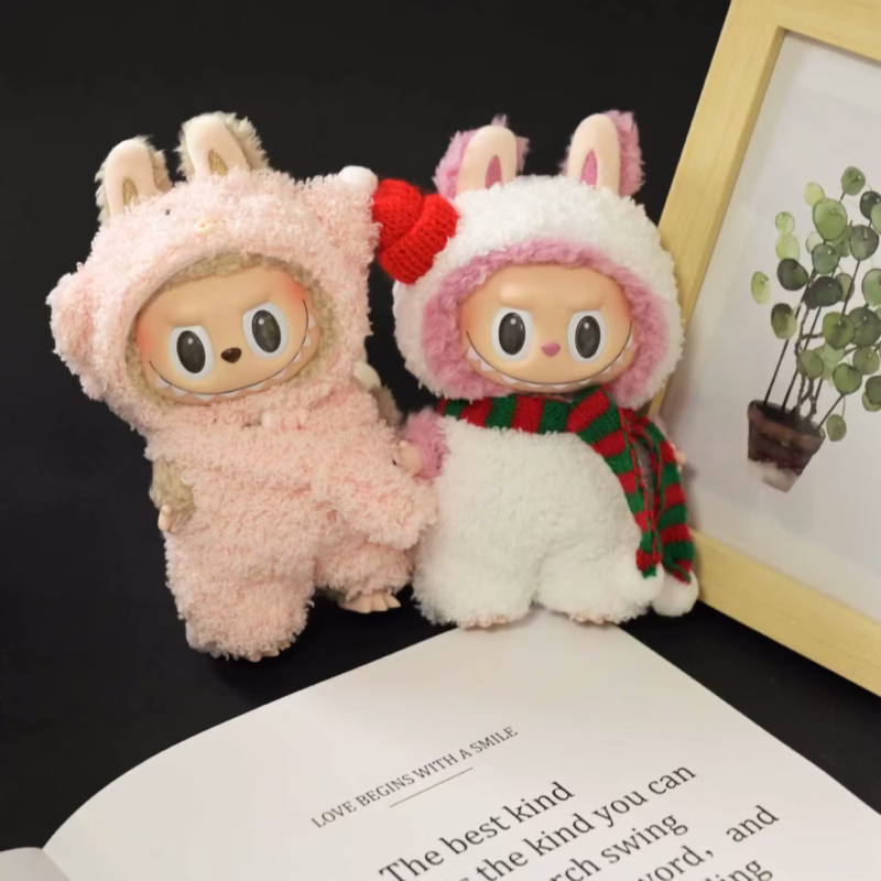 Es de una sola pieza y fue diseñado para muñecos o muñecas entre 15 a 17 cm. Es perfecto para los amantes que les gusta combinar ternura y originalidad y estilo con sus figuras de colección - Image 4