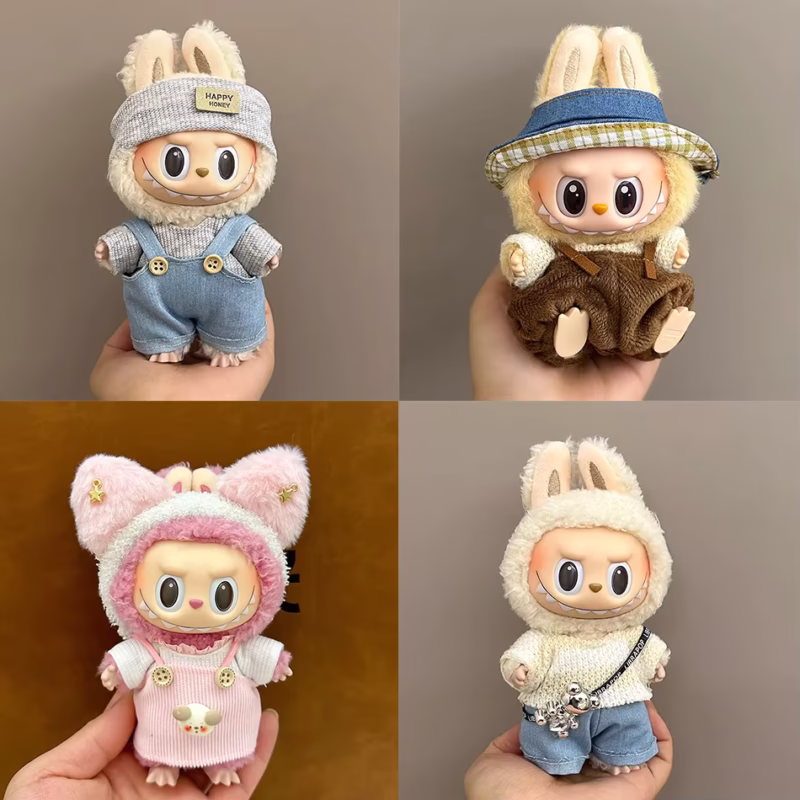Complementa tu muñeca Labubu con una elegante y cálida chaqueta que combine con su gorro para un toque de sofisticación perfecto para el invierno. Está diseñada para muñecas de peluche que miden entre 15 y 17 cm de altura.
